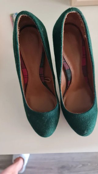 Zapatos de tacón verdes y marrones