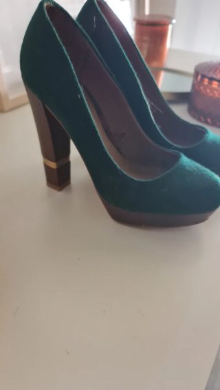 Zapatos de tacón verdes y marrones