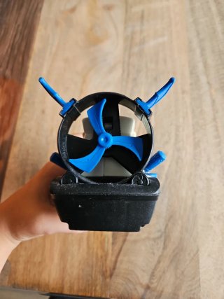 Juguete de barco azul y negro