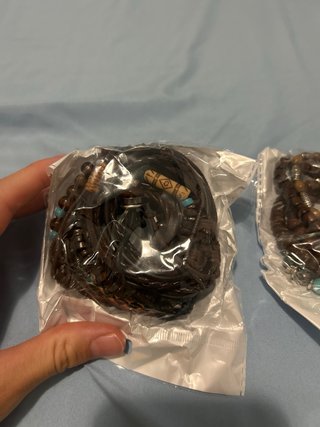 Conjunto de pulseras de madera y cuero