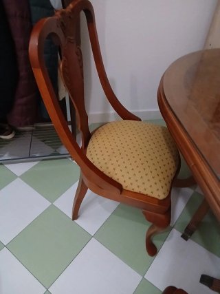 Mesa de comedor ovalada con 4 sillas