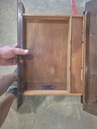 Mesa atril de nogal antiguo con terciopelo