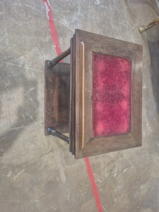 Mesa atril de nogal antiguo con terciopelo