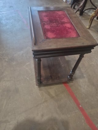 Mesa atril de nogal antiguo con terciopelo