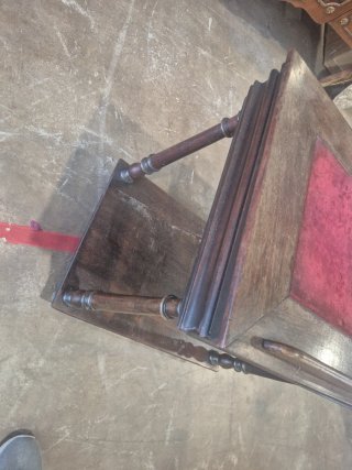 Mesa atril de nogal antiguo con terciopelo