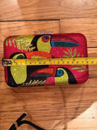 Bolso de fiesta con pedrería y tucanes