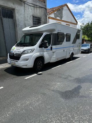 Autocaravana perfilada 5 plazas -Cama isla