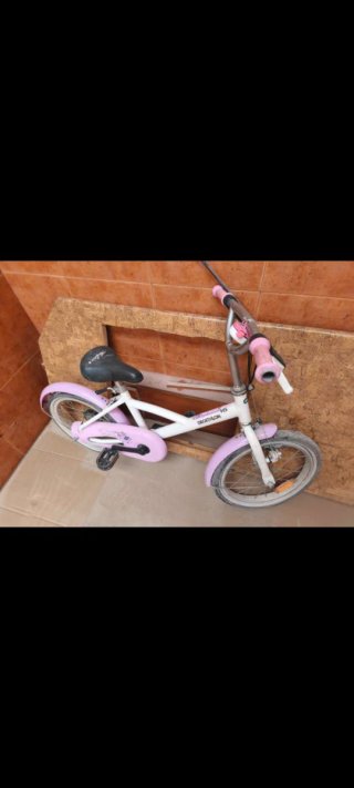 Bicicleta infantil rosa y blanca