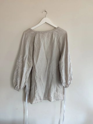 Blusa de lino bordada floral talla única