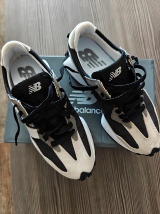 Zapatillas New Balance Beige y Negro