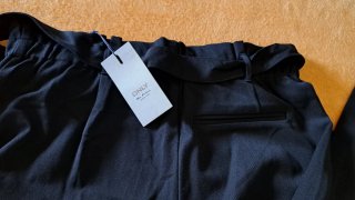 Pantalón negro talla 42 con cinturón