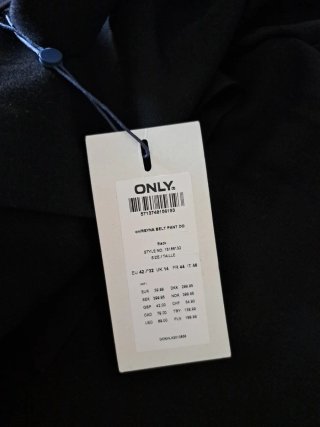 Pantalón negro talla 42 con cinturón