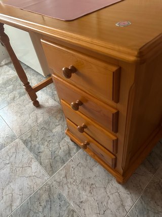 Escritorio de madera con cajones