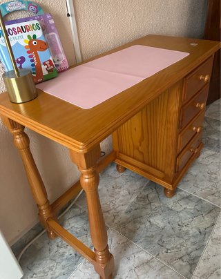 Escritorio de madera con cajones