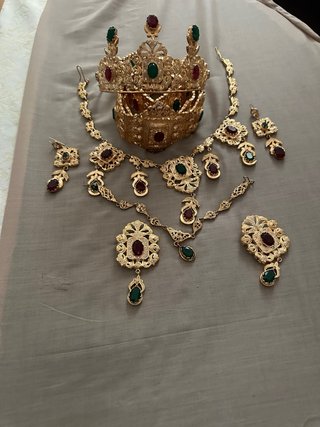 Conjunto de Joyas de Oro con Piedras Rojas y Verde