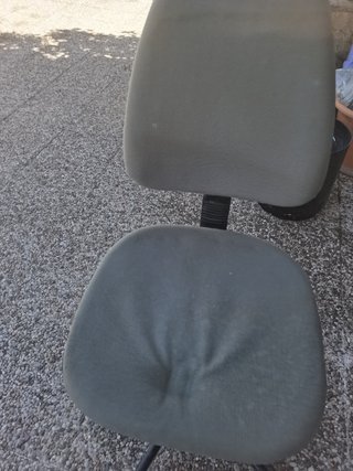 Silla de oficina beige y gris