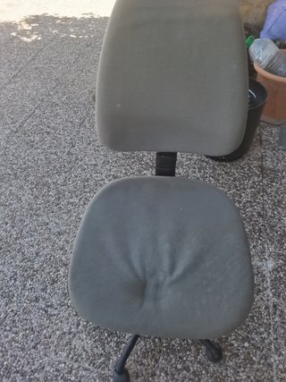 Silla de oficina beige y gris