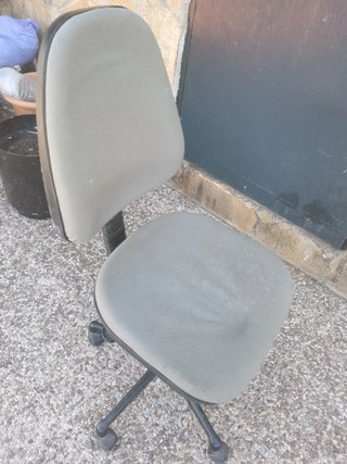 Silla de oficina beige y gris