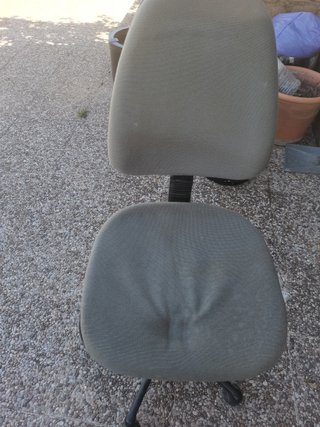 Silla de oficina beige y gris