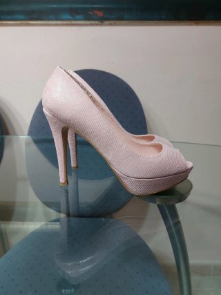 Zapatos de tacón rosa peep toe