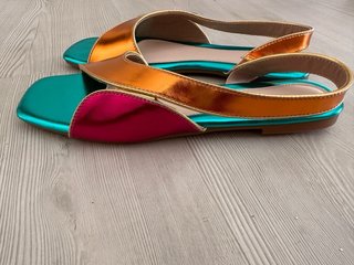 Sandalias planas turquesa, naranja y fucsia