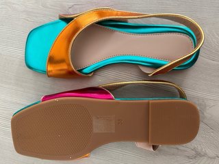 Sandalias planas turquesa, naranja y fucsia