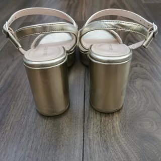 Sandalias doradas tacón grueso y plataforma.