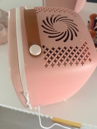 Nevera cosmética Cecotec rosa y blanca