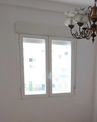 Ventana blanca con persiana