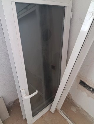 Ventana blanca con persiana