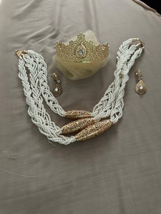 Juego de Joyas: Collar y Pendientes