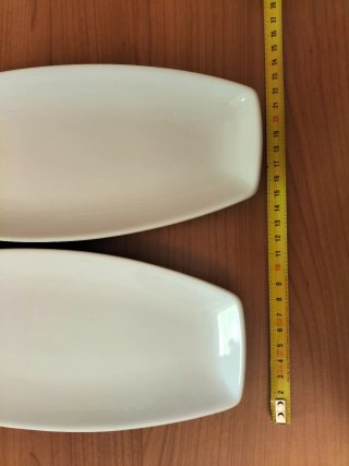 Coppia di piatti in porcellana bianca