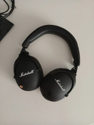 Auriculares Marshall Negros y Dorados
