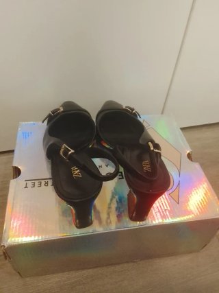 Zapatos de tacón negros con tira