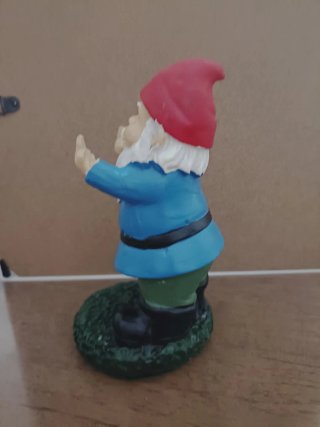 Gnomo da giardino con dito medio