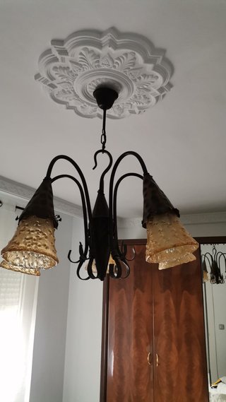 Lámpara de forja negra con detalles dorados