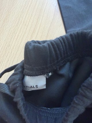 Conjunto Essentials Negro Talla M