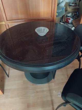 Mesa de despacho grande y estantes
