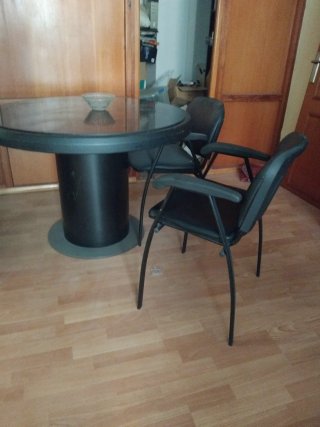 Mesa de despacho grande y estantes
