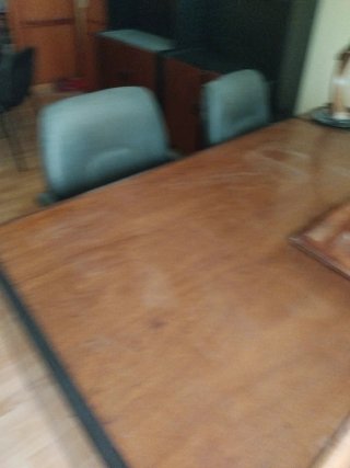 Mesa de despacho grande y estantes