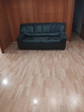 Mesa de despacho grande y estantes