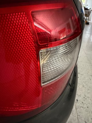 Piloto trasero coche con pequeña arañada