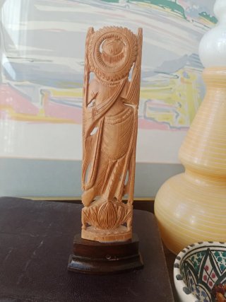 FIGURA ORIENTAL DE SÁNDALO TALLADA A MANO