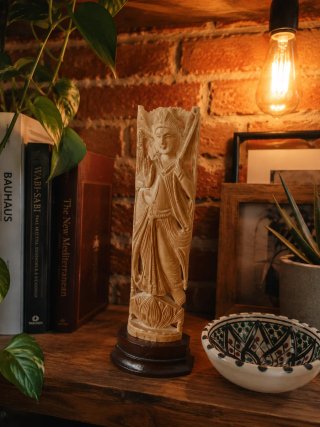 FIGURA ORIENTAL DE SÁNDALO TALLADA A MANO