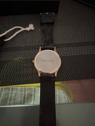 Reloj MVMT Negro y Dorado