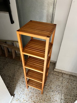 Estantería de madera marrón