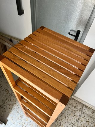 Estantería de madera marrón