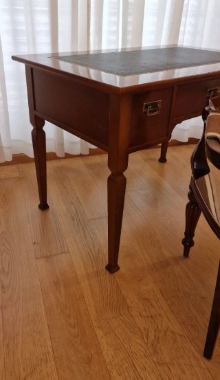 Escritorio y Butaca de Madera