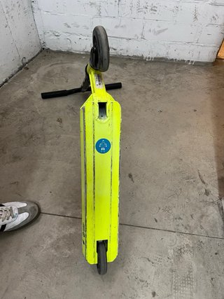 Patinete scooter amarillo