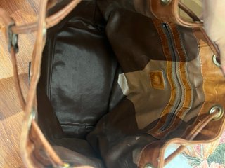 Borsa a secchiello in pelle effetto coccodrillo